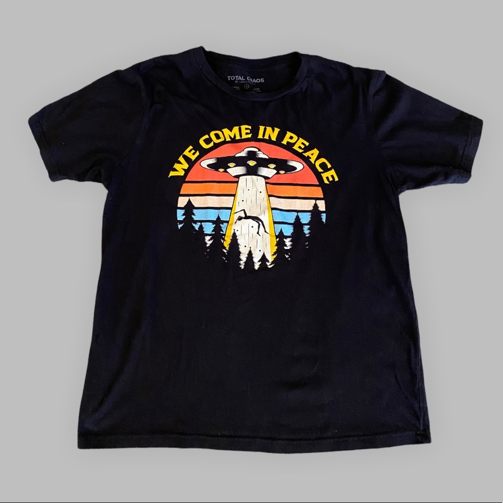 Total Chaos black graphic tee size Small “We come in Peace”